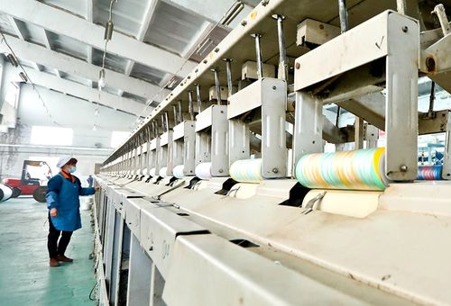 工人们进行产业用纺织品织布拉丝.